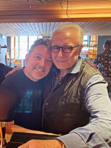 La complicité affichée entre les chefs étoilés Albert Adria et Alain Ducasse.