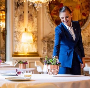 Julie Bares-Bonneau, Directrice de salle adjointe, restaurant le Meurice Alain Ducasse à Paris.