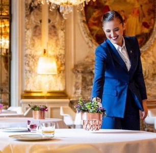 Julie Bares-Bonneau, Directrice de salle adjointe, restaurant le Meurice Alain Ducasse à Paris. Julie Bares-Bonneau, Directrice de salle adjointe, restaurant le Meurice Alain Ducasse à Paris.