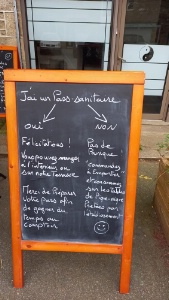 À l'entrée du Café des chasseurs, à Quintin.