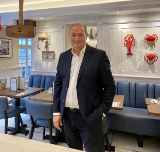 Aux côtés d'Olivier Bertrand depuis vingt ans, Philippe Hery est le nouveau Directeur Général de l'enseigne Léon et l'actuel Directeur Général d'Hippopotamus, deux enseignes du Groupe Bertrand. Aux côtés d'Olivier Bertrand depuis vingt ans, Philippe Hery est le nouveau Directeur Général de l'enseigne Léon et l'actuel Directeur Général d'Hippopotamus, deux enseignes du Groupe Bertrand.