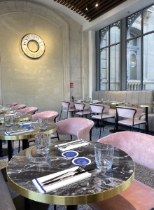 100 places assises pour le Dalloyau Restaurant de la gare Saint-Lazare à Paris ouvert toute la journée.