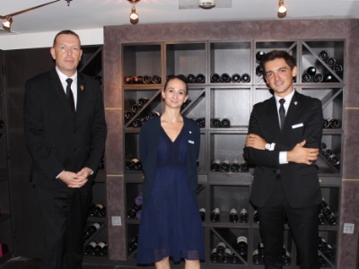 De gauche à droite : Dominique Vion, Anna Predko et Maxim Plumier, l'équipe de sommeliers de l'hôtel Martinez.