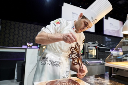 Pour la France, le chef d'équipe, Kevin Ollivier, chef pâtissier de Jean Sulpice à l'Auberge du Père Bise à Talloires (avec Nabil Moudni et Fabien Emery)