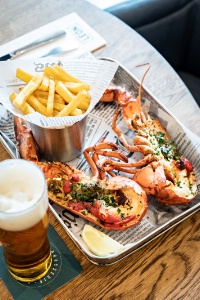 Nouveauté : le homard canadien entier et frais rôti au beurre demi-sel à 27,90 euros.