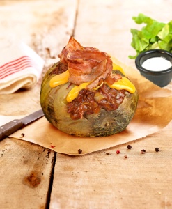 la Pom' Américaine, une nouvelle pomme au four, farcie avec du boeuf effiloché, du chili et du cheddar. 1 euro reversé aux Restos du Coeur pour chaque vente.