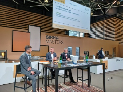 Les intervenants de la table ronde : Serge Schaal (au centre), directeur du restaurant La Fourchette des Ducs à Obernai (Bas-Rhin), et Michel Lugnier (à droite), inspecteur général de l'Éducation nationale, en charge de la filière hôtellerie-restauration. Les intervenants de la table ronde : Serge Schaal (au centre), directeur du restaurant La Fourchette des Ducs à Obernai (Bas-Rhin), et Michel Lugnier (à droite), inspecteur général de l'Éducation nationale, en charge de la filière hôtellerie-restauration.