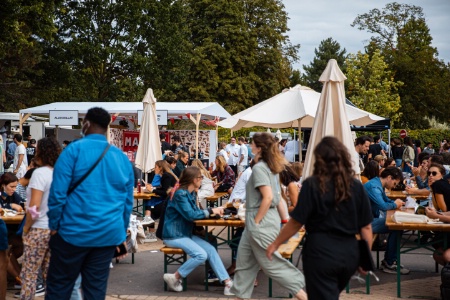 Le festival Omnivore aussi à l'extérieur avec des dégustations grâce aux food trucks.