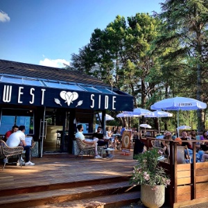 Un vaste jardin, du show en salle, une cuisine multiculturelle, des cocktails… West Side Garden et La Pampa ont vite fidélisé leur clientèle. Un vaste jardin, du show en salle, une cuisine multiculturelle, des cocktails… West Side Garden et La Pampa ont vite fidélisé leur clientèle.