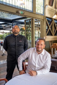 Le chef étoilé Alan Geaam (à gauche) et Mathieu Bucher, propriétaire du Café La Jatte à Neuilly-sur-Seine.
