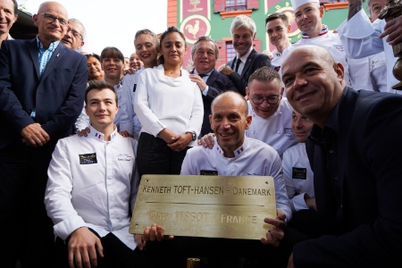 Le lendemain de la victoire, très entouré, Davy Tissot s'est rendu au restaurant Paul Bocuse à Collonges pour la pose de la plaque du vainqueur portant son nom.