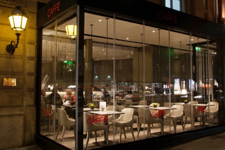 La terrasse couverte de l'Emporio Armani Caffè & Ristorante à Paris, Boulevard Saint-Germain.