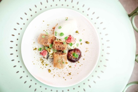 baklawa aux figues fraîches, glace au lait d'amandes.