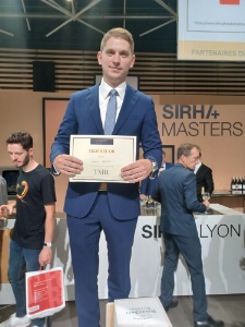 Pour Corentin Gallene, la qualité première d'un maître d'hôtel, c'est 'faire preuve de bienveillance et être à l'écoute du client'. Pour Corentin Gallene, la qualité première d'un maître d'hôtel, c'est 'faire preuve de bienveillance et être à l'écoute du client'.