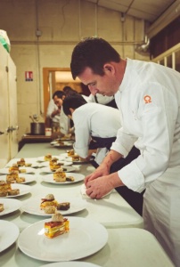 Les chefs du réseau Les Collectionneurs se mobilisent depuis 2014 pour les Restos du Coeur. Les chefs du réseau Les Collectionneurs se mobilisent depuis 2014 pour les Restos du Coeur.
