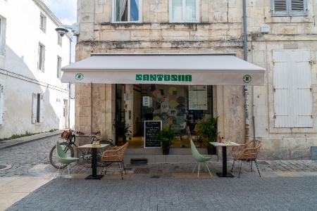 Situé rue Saint-Nicolas, à La Rochelle, le restaurant est ouvert 7 jours sur 7.