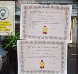 Affiche apposée sur la devanture d'une chocolaterie, rue du Pas de la Mule à Paris. Affiche apposée sur la devanture d'une chocolaterie, rue du Pas de la Mule à Paris.