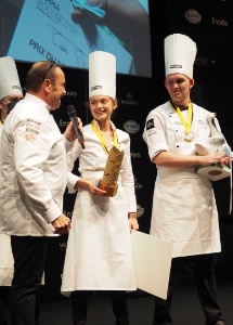 De gauche à droite : Vincent Ferniot, Naïs Pirollet,Bocuse d'Or France 2021, et Cole Millard, prix du meilleur commis.
