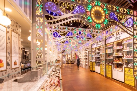 La via del dolce, à Eataly London, accueille les clients sous ses arcades illuminées.