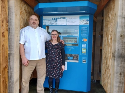 Bertrand et Sabrina Wattiez devant le distributeur de plats installé en novembre dernier. Bertrand et Sabrina Wattiez devant le distributeur de plats installé en novembre dernier.