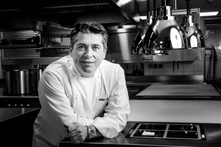 William Frachot, 2 étoiles Michelin à L'Hostellerie du Chapeau rouge. William Frachot, 2 étoiles Michelin à L'Hostellerie du Chapeau rouge.