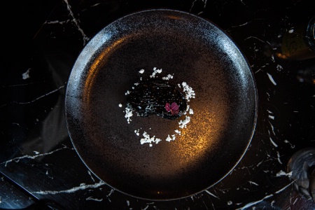 Le boeuf, l'un des plats signatures du chef : encre de seiche et sauce à base de hareng fumé.