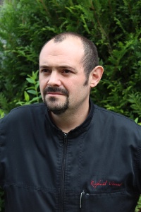 Raphaël Vionnet : 'Je remercie mon équipe pour leur soutien dans ces moments difficiles et mes clients, pour leur fidélité tout au long de ces sept belles années d'ouverture, dans les bons et les mauvais moments.' Raphaël Vionnet : 'Je remercie mon équipe pour leur soutien dans ces moments difficiles et mes clients, pour leur fidélité tout au long de ces sept belles années d'ouverture, dans les bons et les mauvais moments.'