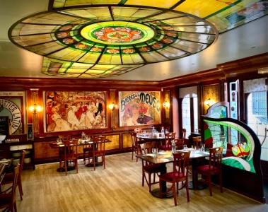 Une salle de 65 couverts à l'ambiance résolument Art nouveau et Belle Époque.