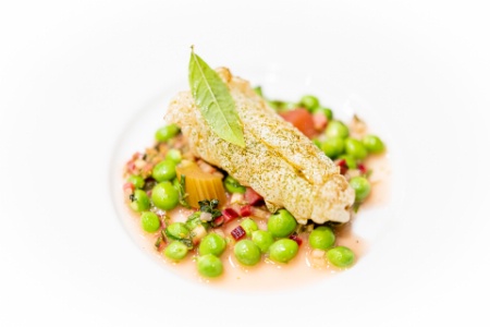 Édouard Chouteau, le chef de La Laiterie, privilégie au printemps petits pois, les artichauts, les orties, les fèves et les aromatiques comme le géranium, la tagète, l'acacia...