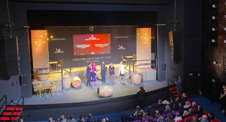 Cérémonie Michelin 2022 , prix de l'accueil et du service remis à Anne-Charlotte Pérou, du restaurant le Manoir de la Régate, 1 étoile Michelin, à Nantes, et à Roxane Coulombeau, de la Maison dans le parc, 1 étoile Michelin, à Nancy.