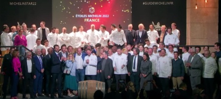 Tous les nouveaux étoilés sur scène, à Cognac, om se déroulait la cérémonie.