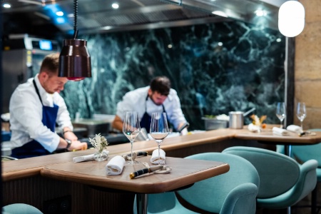 La cuisine ouverte est située en plein coeur de la salle.
