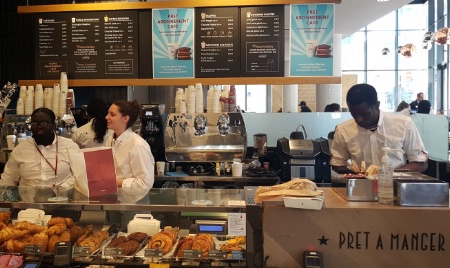 Chez Pret A Manger, l'offre d'abonnement est largement affichée entre les prix des consommations. Chez Pret A Manger, l'offre d'abonnement est largement affichée entre les prix des consommations.