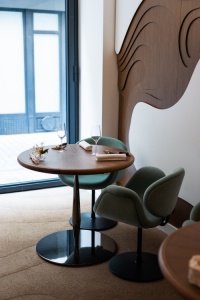 Une salle lumineuse et chaleureuse au restaurant Granite, de Tom Meyer.