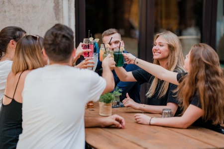 Dans les deux restaurants UNI de Lyon, la rduction de 40 % sur les plats et les boissons attribue aux abonns s'applique aussi  leurs invits.