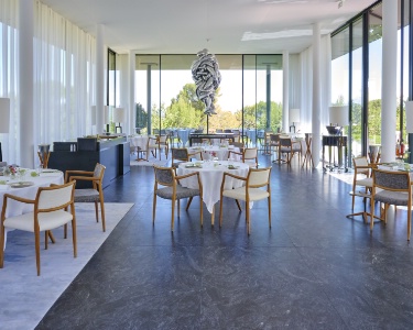 La salle du restaurant Hélène Darroze à Villa La Coste.