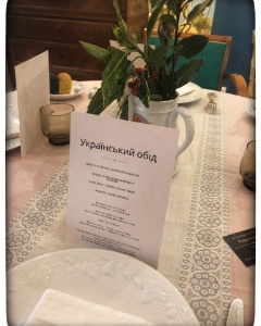 Au menu du Passé Simple, à Eu, en entrée un Bortsch, en plat un Guzul banosh et, en dessert, une Syrniki, pour un total de 30 €. Ces plats ont été pensé avec l'aide de deux Ukrainiennes.