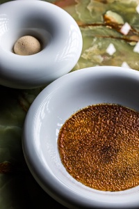 Le dessert Vanilles d'origine, Tahiti en crème brûlée, Madagascar en crème glacée par Pierre Chirac.