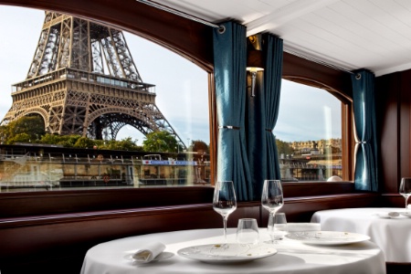 Le Don Juan II est amarré au port Debilly, face à la Tour Eiffel.