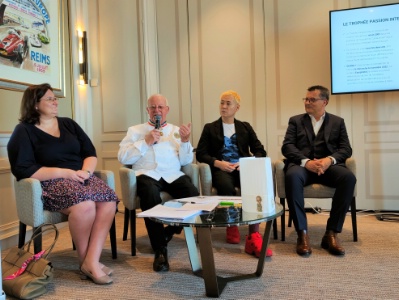 De gauche à droite : Béatrice Gravier, directrice d'Equiphotel, Gérard Dupont, créateur du trophée Passion en 2001, Kei Kobayashi, chef 3 étoiles Michelin et président international du jury, et Gilles Villechalane.