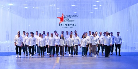 Des jeunes chefs sélectionnés dans le monde entier sur leur plat-signature vont se confronter à leurs pairs en étant coachés par les meilleurs. Des jeunes chefs sélectionnés dans le monde entier sur leur plat-signature vont se confronter à leurs pairs en étant coachés par les meilleurs.