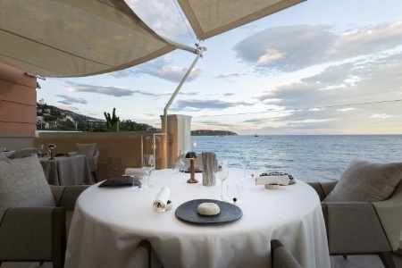 Marcel Ravin est notamment en charge du Blue Bay, le restaurant 2 étoiles Michelin du Monte-Carlo Bay.