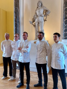 De gauche à droite : Alexandre Gabriel, Baptiste Ingouf, Christophe Hay, Joël Gemble et Maxime Maniez, devant la statue de Gaston d'Orléans au château de Blois.
