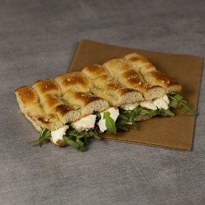 Focaccia Caprese (Sauce tomate, roquette, mozzarella di Bufala Campana DOP, basilic).