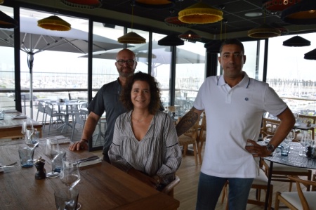 Une partie de l'équipe de l'Octopus, à La Rochelle : le chef Patrice Leullier, Emmanuelle et Patrice Gashi, respectivement directeur associé et co-directrice.