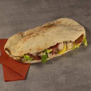Panuozzo Caesar (Sauce Caesar, sucrine, émincés de poulet, coppa, copeaux de fromage italien).
