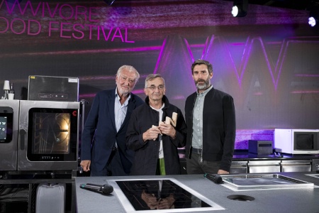 Michel Bras, Pierre Gagnaire et Romain Raimbault, directeur Sirha Omnivore, lors de la dernière édition en 2021. Michel Bras, Pierre Gagnaire et Romain Raimbault, directeur Sirha Omnivore, lors de la dernière édition en 2021.