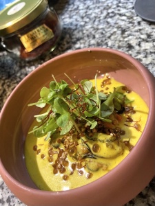 Moules, patates douces et crème glacée au safran du Haut-Var, un plat du chef Sebastian Gaillard.
