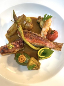 Rouget de pêche locale, juste grillé, poulpe rôti, légumes des champs de Grimaud, jus de tête lié au foie de rougets, un plat de Geoffrey Poësson, La Badiane à Sainte-Maxime
