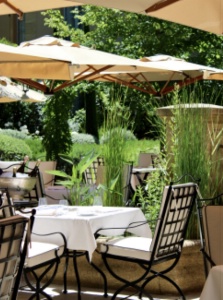 ÂMA TERRA en terrasse aux beaux jours.
